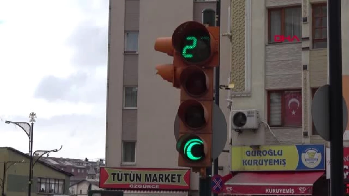 Sivas Trafik Lambalarındaki Yeşil Işıklar \'Hilal\' Şeklini Aldı