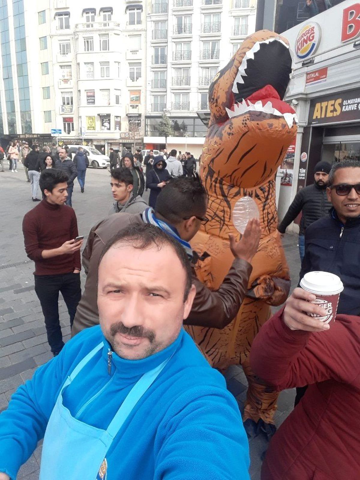Taksim Meydanı\'nda "Dinazor" Şaşkınlığı