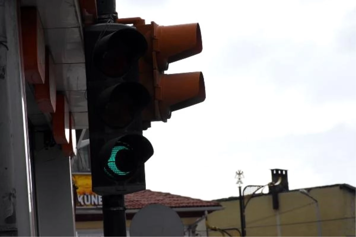 Trafik Lambalarındaki Yeşil Işıklar \'Hilal\' Şeklini Aldı