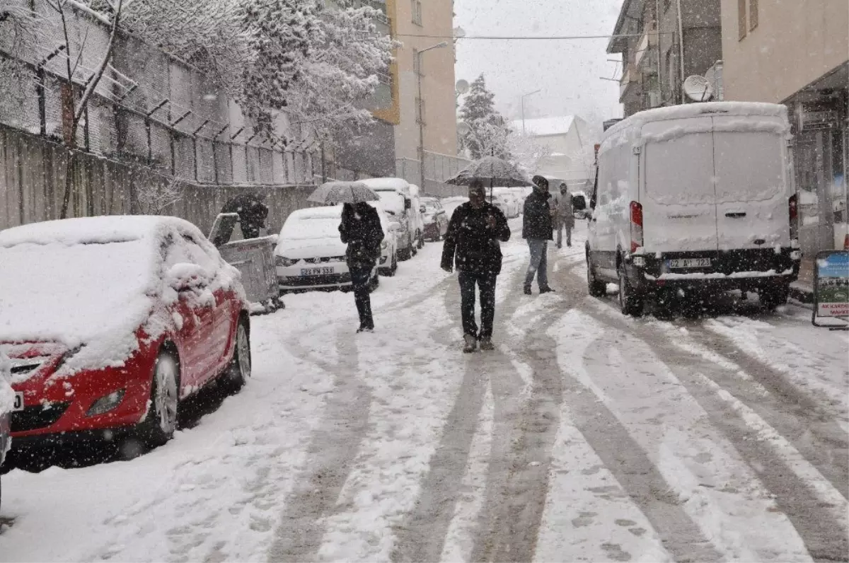 Tunceli\'de Kar 150 Köy Yolunu Ulaşıma Kapattı