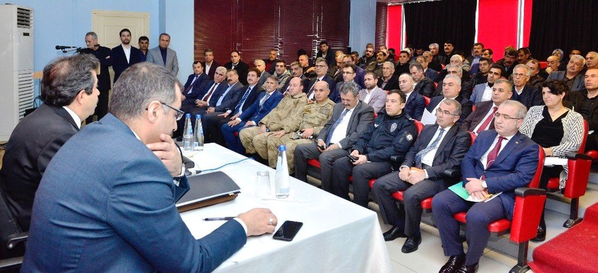 Vali Güzeloğlu, Lice\'de Muhtarlarla Bir Araya Geldi