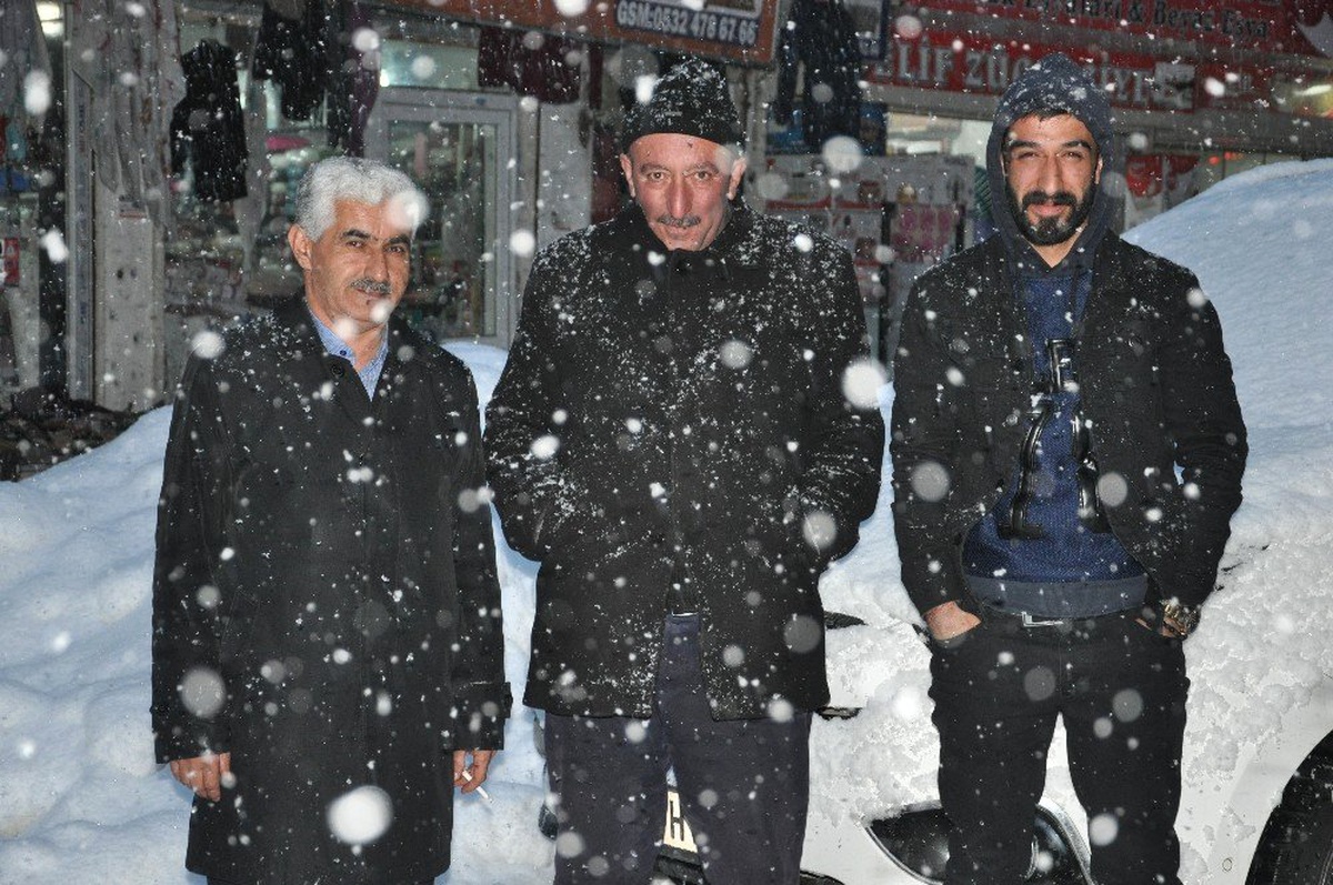 Yüksekova\'da Kar Yağışı Hayatı Felç Etti