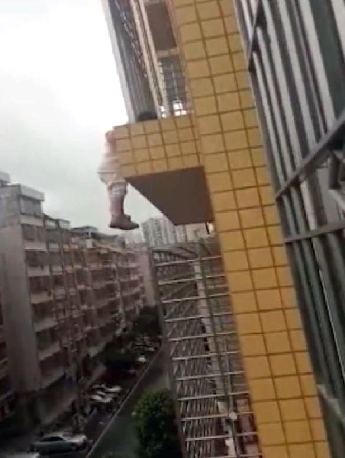 4. Kattan Düşmek Üzereyken Balkon Demirlerine Sıkışan Çocuğu Komşuları Kurtardı