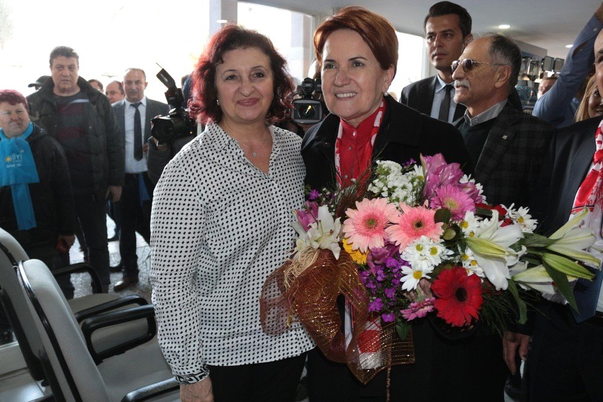 Akşener, 40 Yıllık Okul Arkadaşını Ziyaret Etti