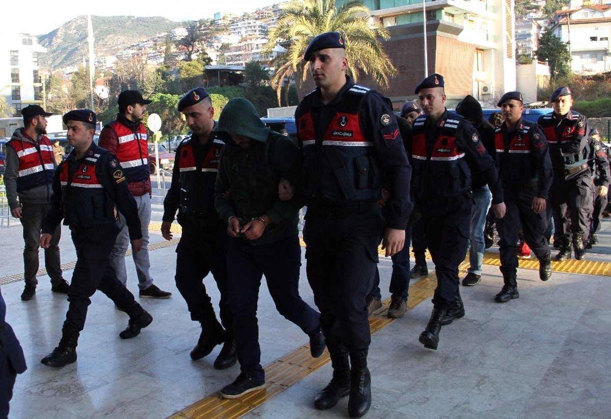 Alanya\'da Suç Örgütü Şüphelisi 15 Kişi Tutuklandı