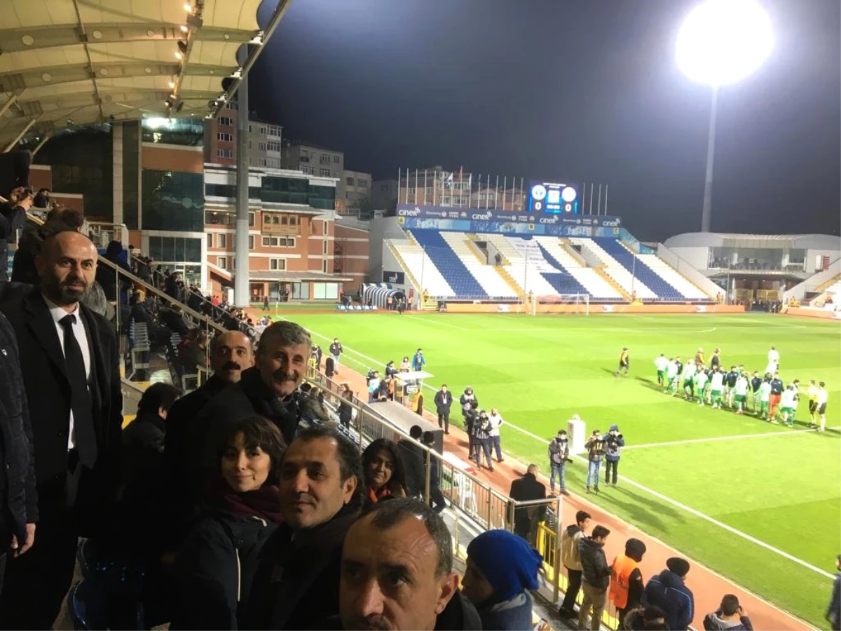 Alper Taş, Kasımpaşa Stadı\'nda Maç İzledi