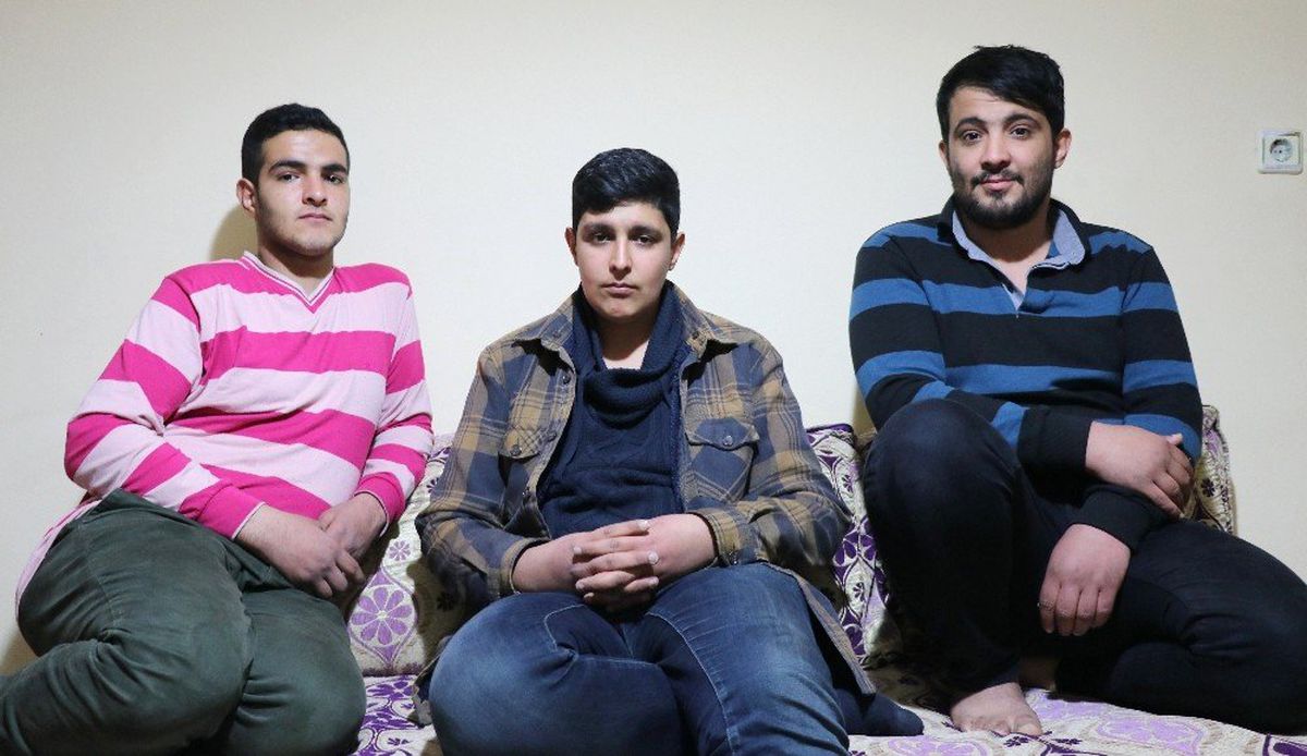 Annelerini Kaybeden 28 Şubat Mağduru 4 Genç Babalarını Bekliyor