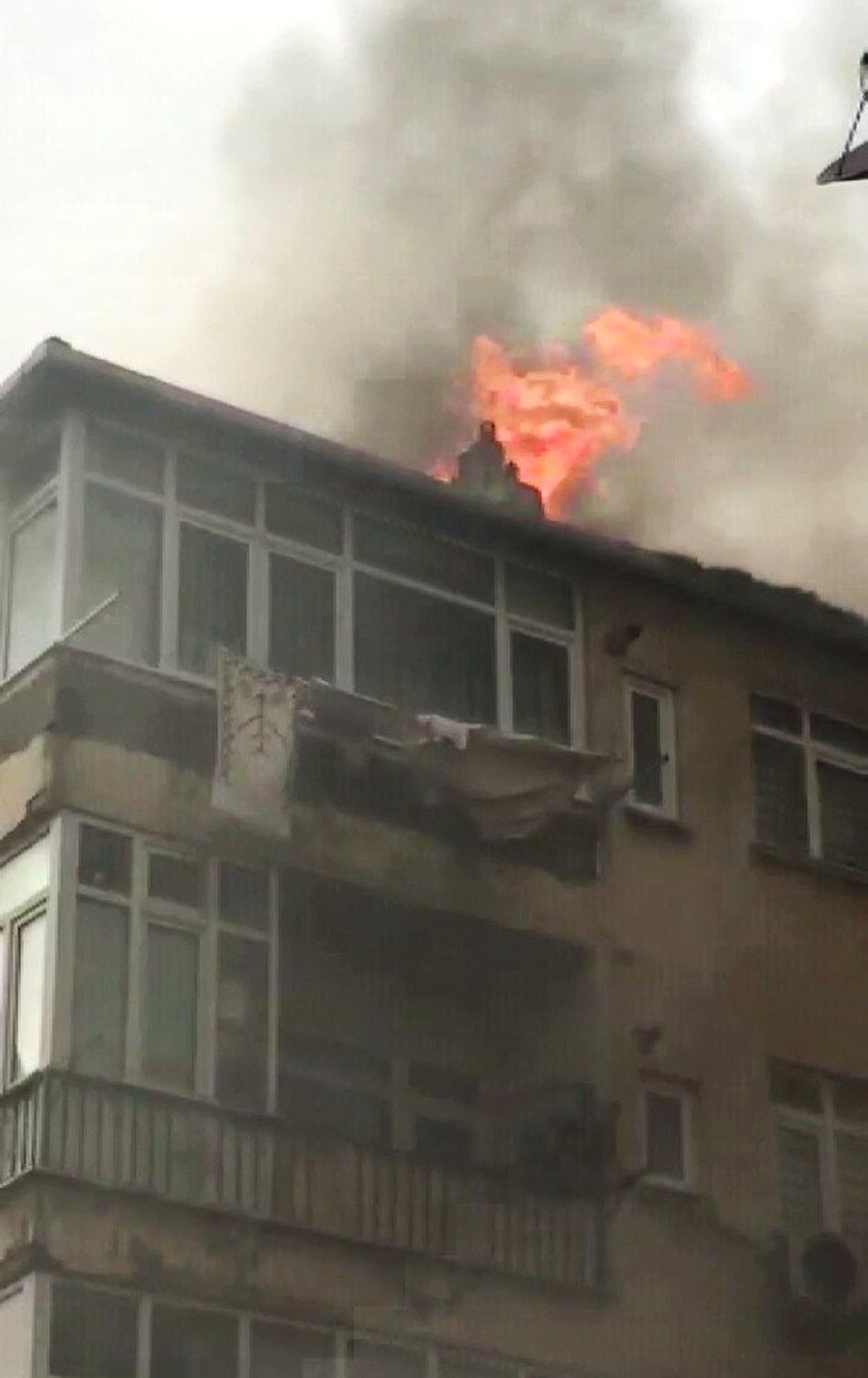 Bahçelievler\'de Bir Evin Çatısı Alev Alev Yandı