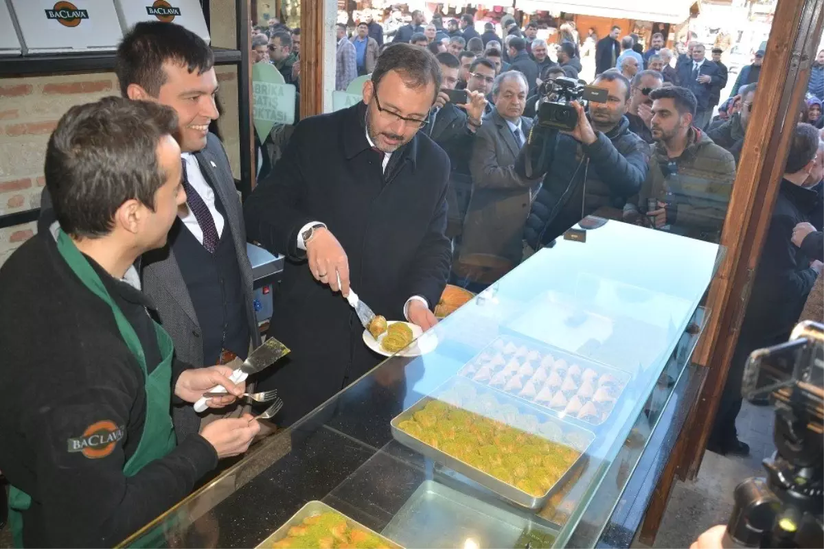 Bakan Kasapoğlu\'ndan Uşaklılara Stadyum ve Yüzme Havuzu Müjdesi