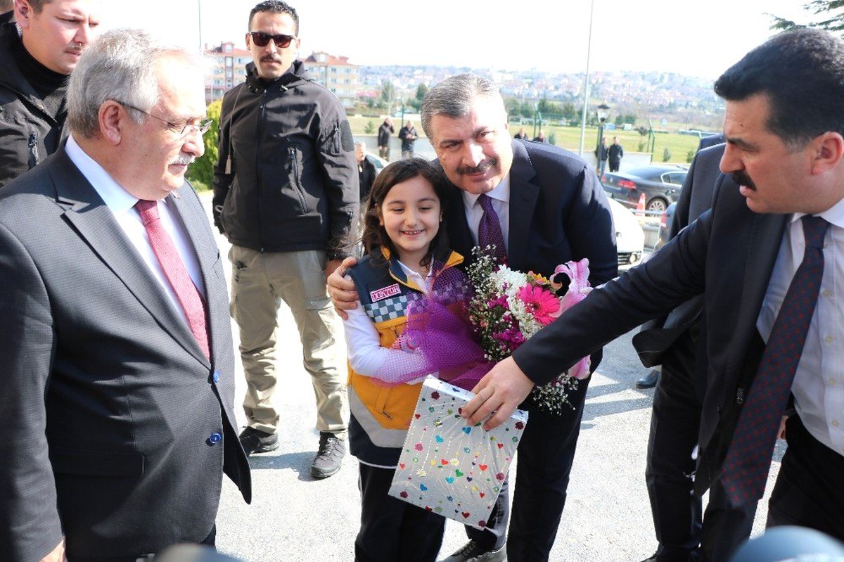 Bakan Koca: "İçinde Hasta Vatandaşı Taşıyan Ambulansa Yol Vermeyen Yaklaşım Tarzı Kabul Edilemez"