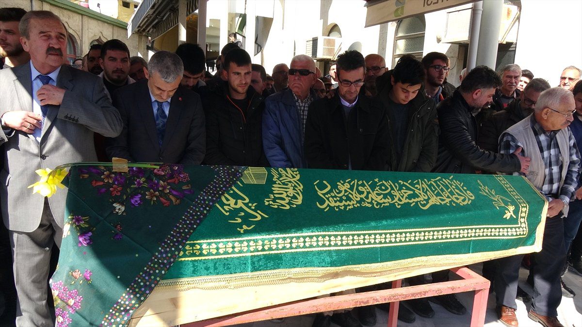Balıkesir\'de Kadın Muhtarın Aracında Ölü Bulunması
