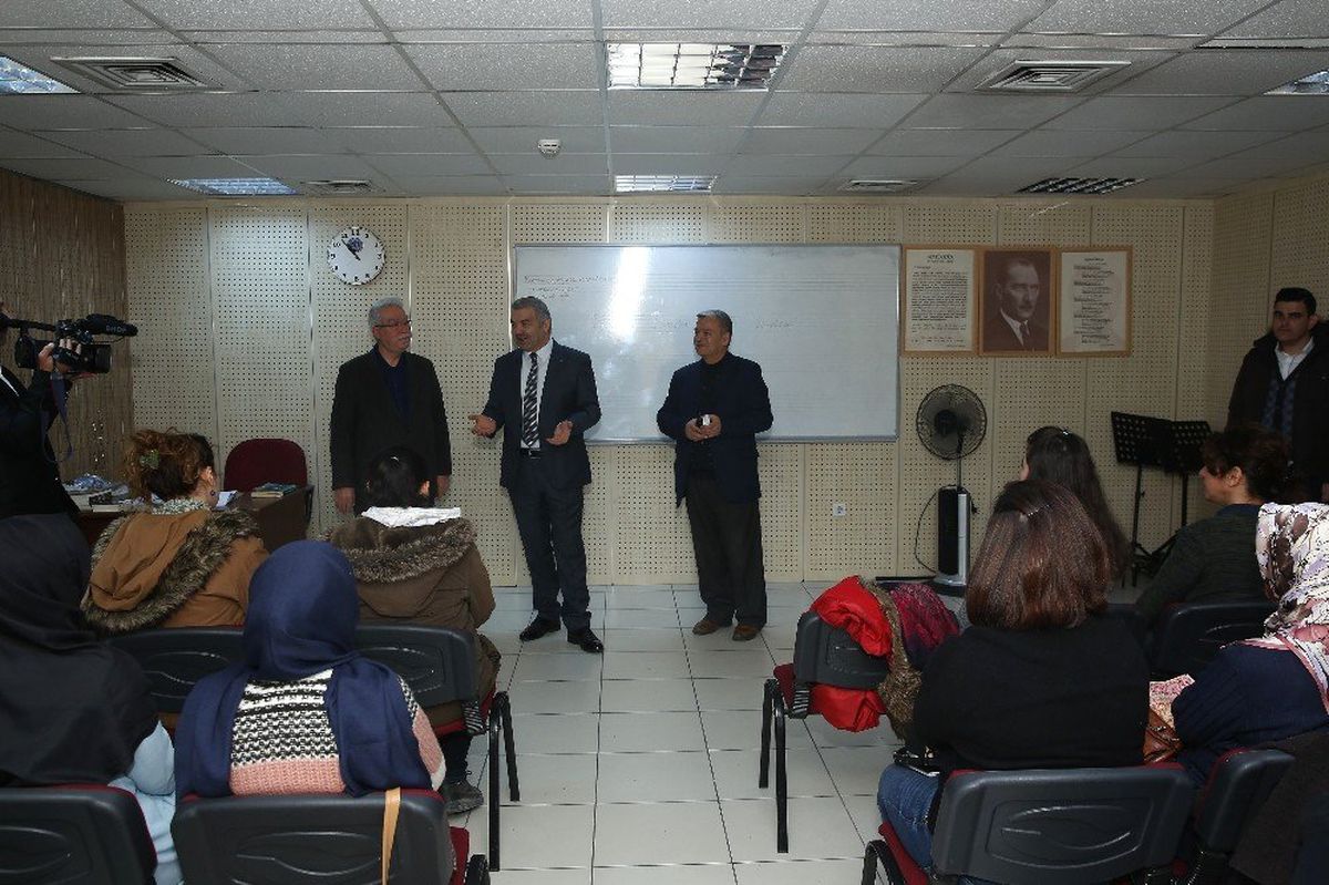 Başkan Çelik, 800 Kişilik Merkez Kütüphanesi\'ni Ziyaret Etti