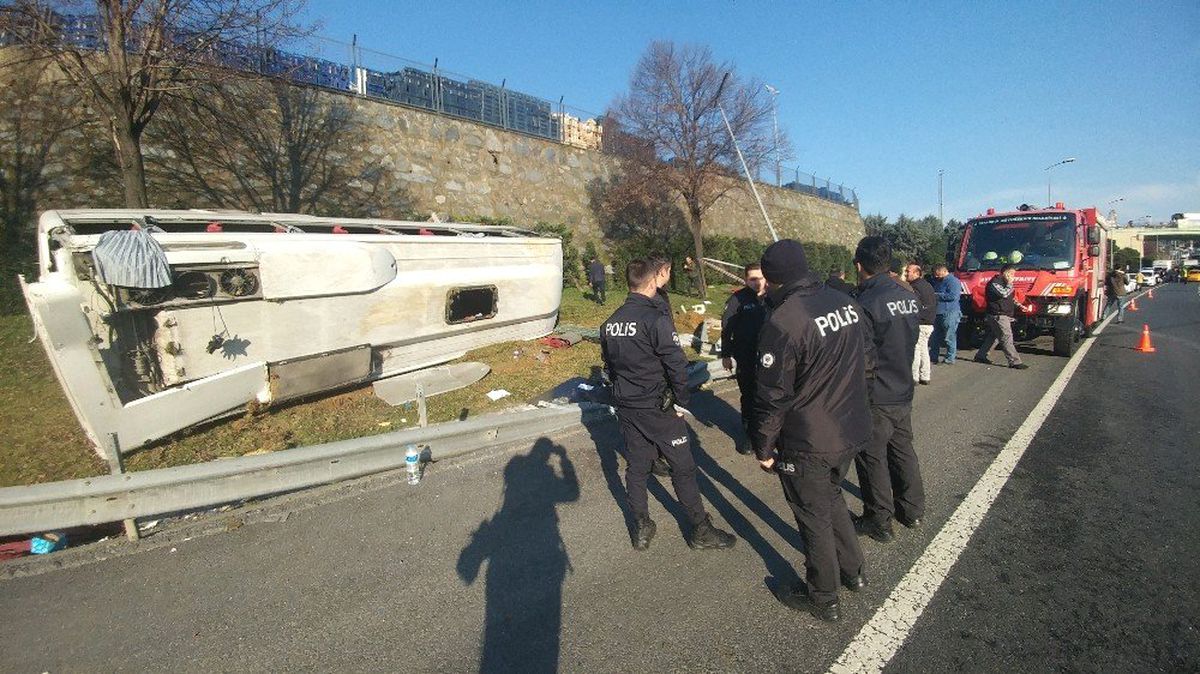 Bayrampaşa\'da Servis Minibüsü Devrildi: 8 Yaralı