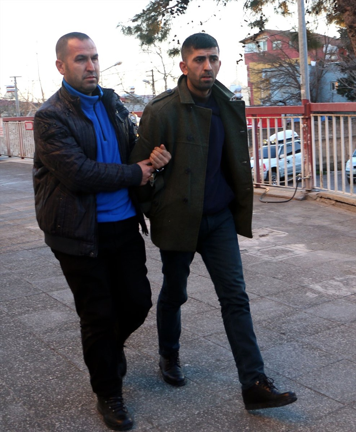 Cezaevi Firarisi Otomobille Çevreyi Rahatsız Edince Yakalandı