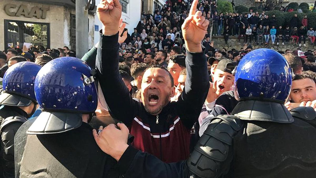 Cezayir\'de On Binler Buteflika\'nın 5. Dönem Adaylığını Protesto Etti