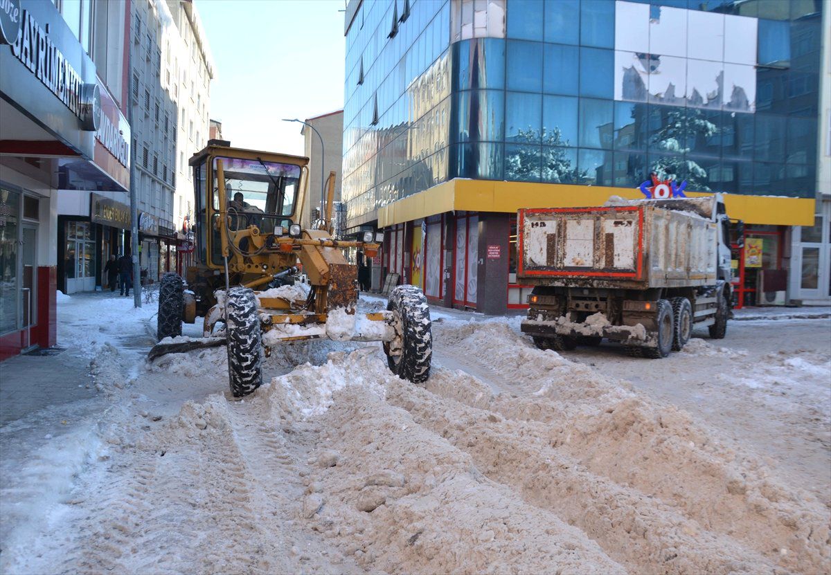 Doğu Anadolu\'da 6 İlde Ekiplerin Yoğun Kar Mesaisi