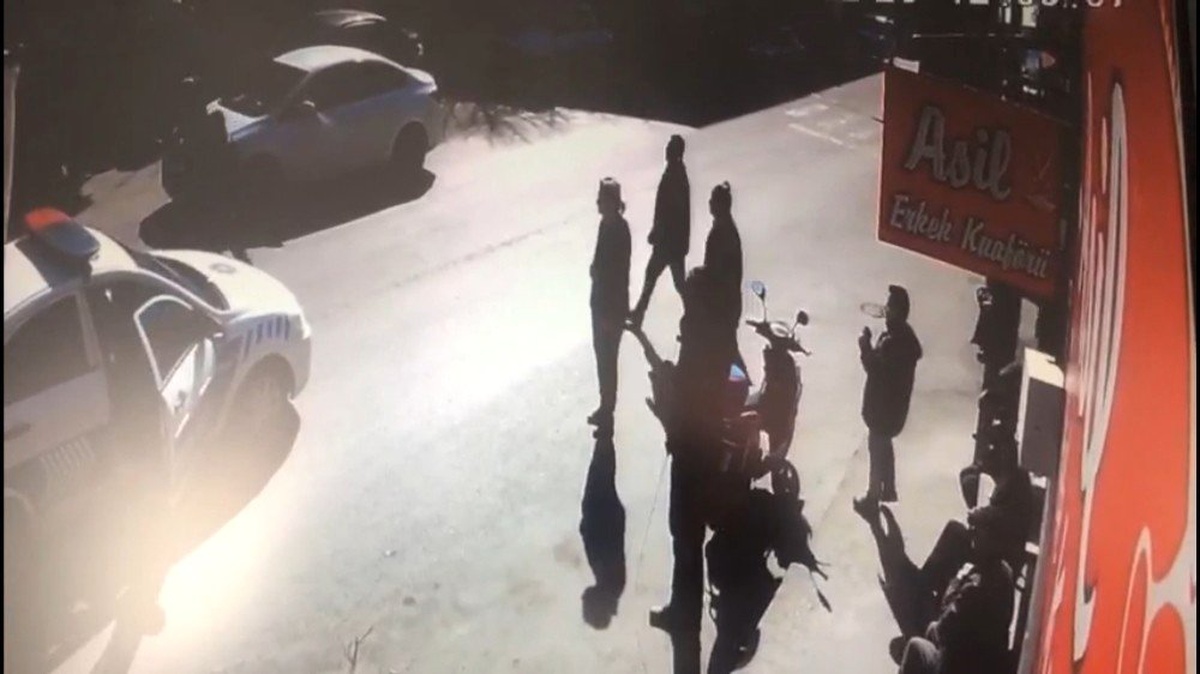 Ehliyetsiz Sürücü, Yaya Geçidinde Öğrencilere Çarptı