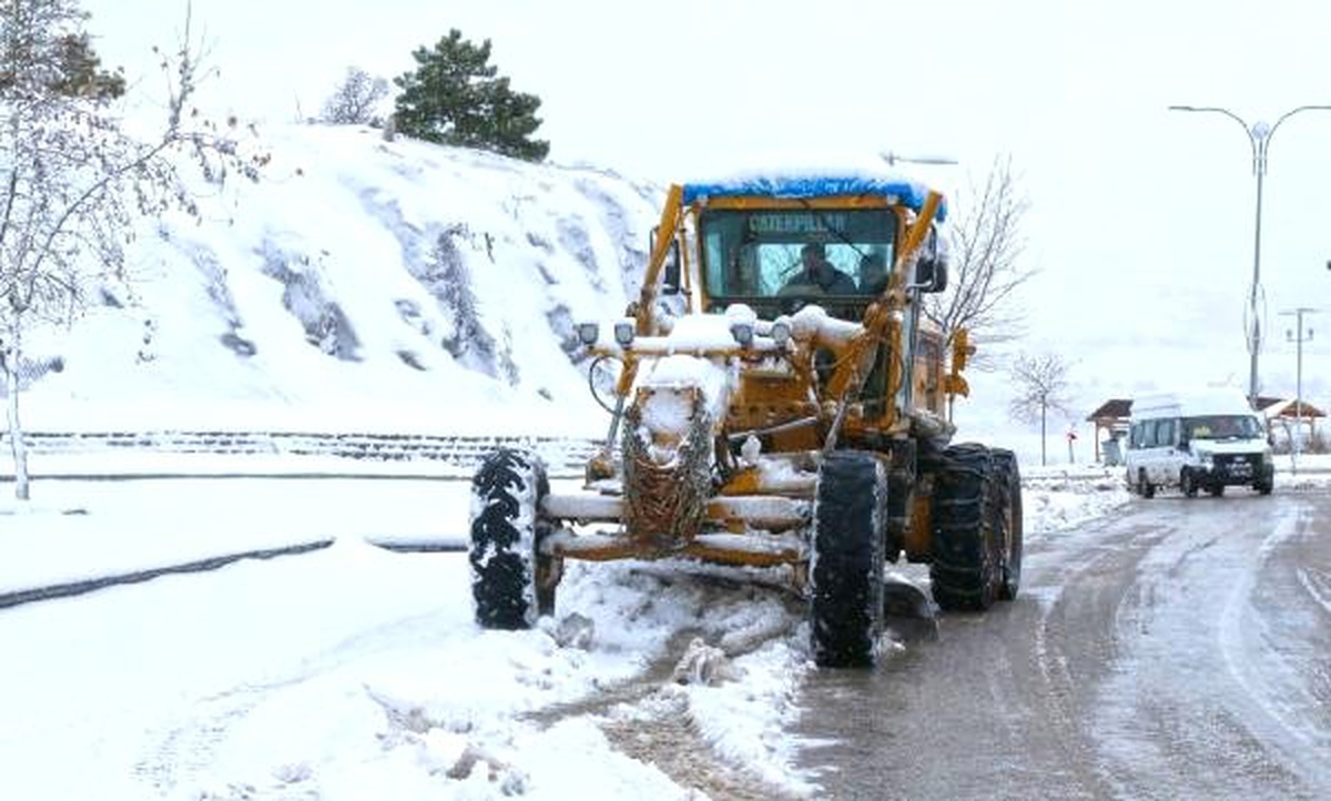 Elazığ\'da Kardan Kapanan 138 Köy Yolundan 70\'i Açıldı