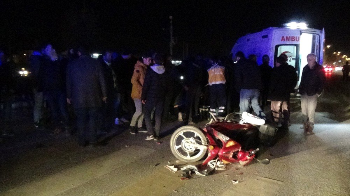 Elektrikli Bisiklet ile Otomobil Çarpıştı: 2 Yaralı