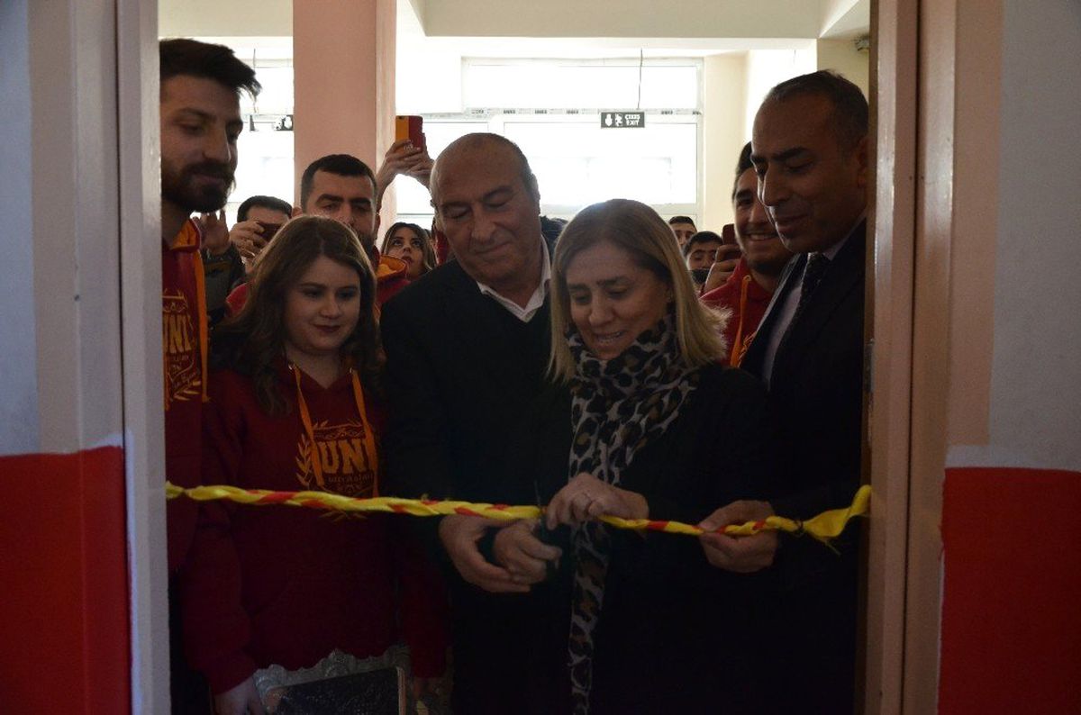 Galatasaraylı Taraftarlar \'Talat Terim\' Adına Kütüphane Açtı