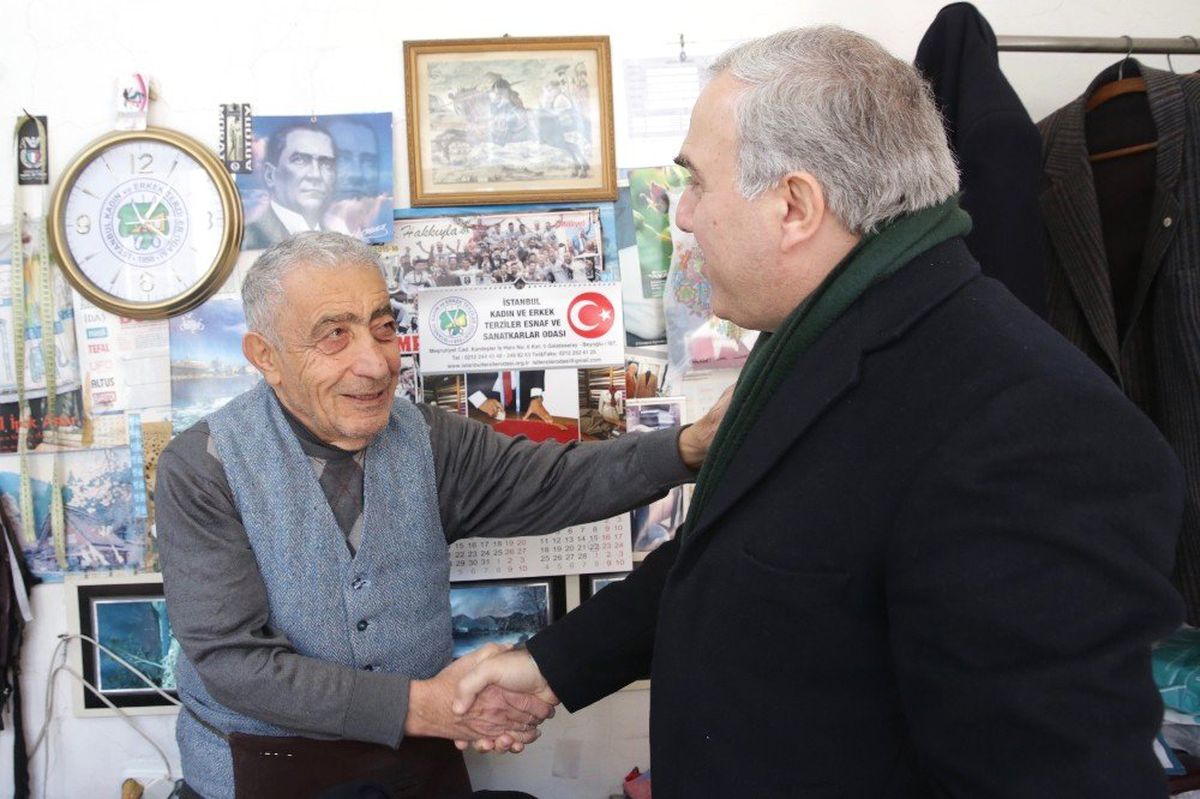 Görme Engelli Devrim Tarım, Fatih\'te Sahaflık Yapıyor