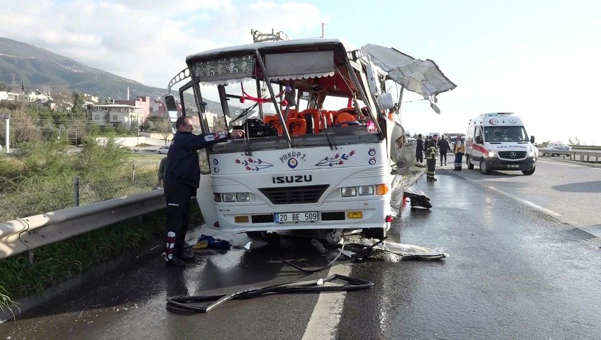 Hatay\'da Tır, Midibüse Çarptı: 1 Ölü, 8 Yaralı