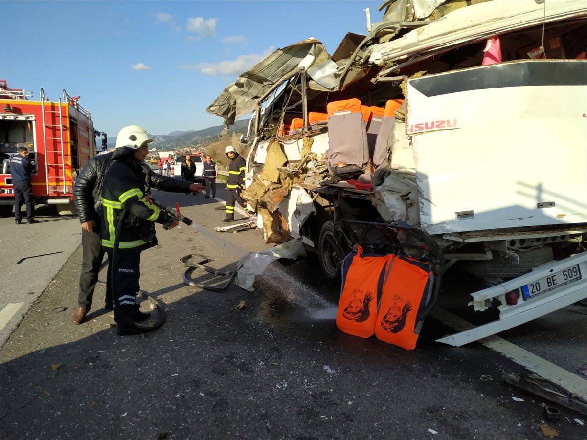 Hatay\'ta Tır Yol Kenarındaki Midibüse Çarptı: 1 Ölü, 20 Yaralı