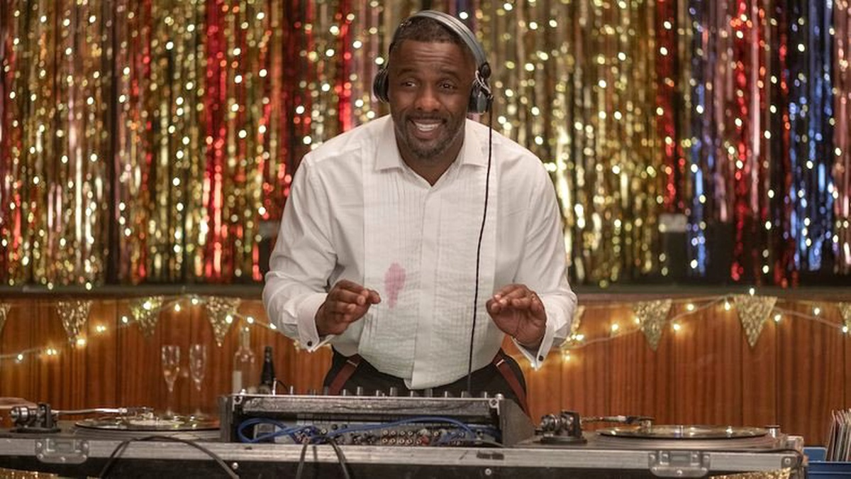 Idris Elba\'nın Netflix Komedisi \'Turn Up Charlie\'den İlk Fragman Geldi