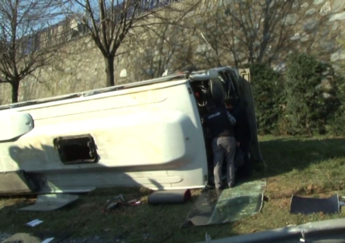 İstanbul\'da Servis Aracı Devrildi: 11 Yaralı