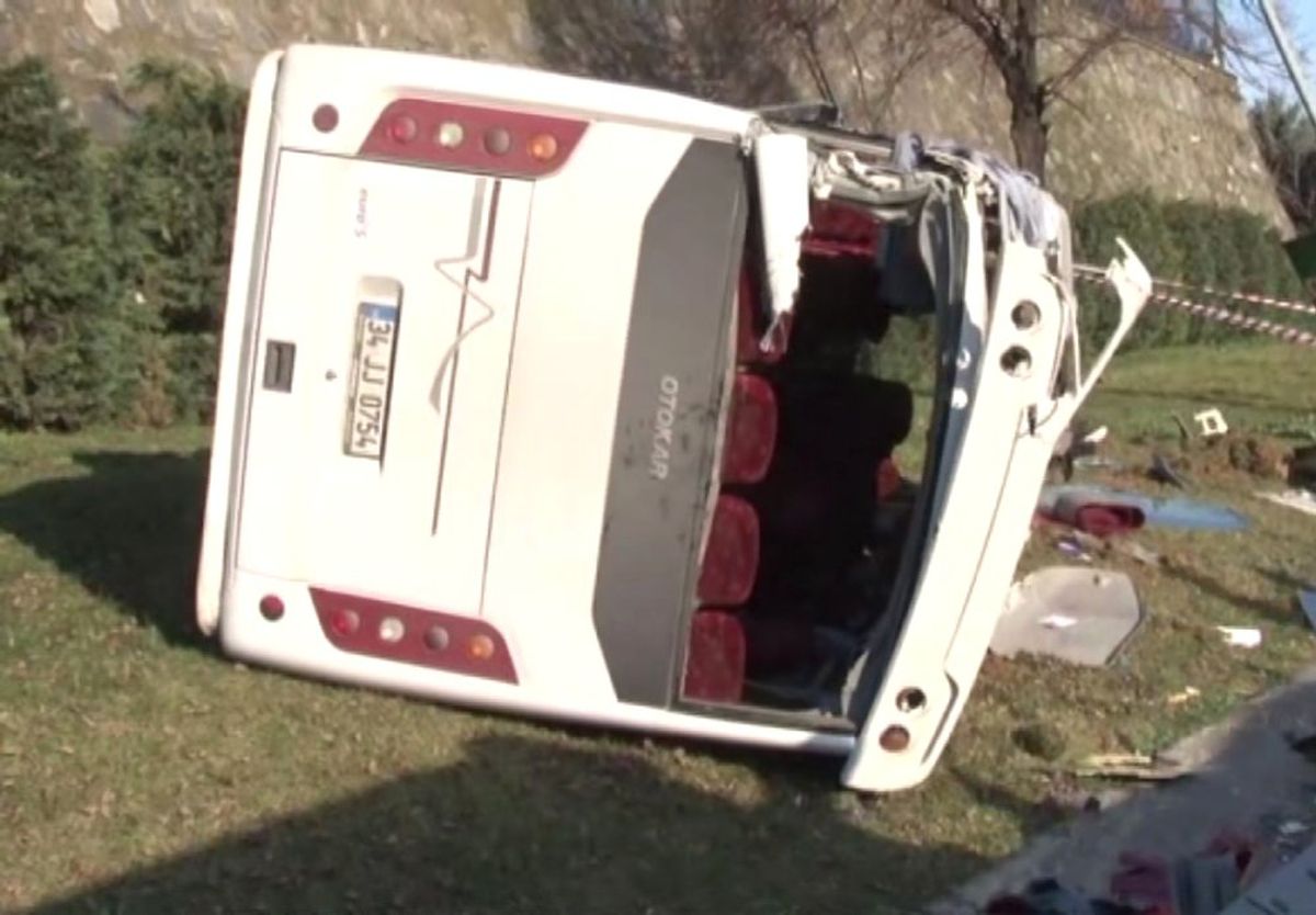 İstanbul\'da Servis Minibüsü Devrildi: 8 Yaralı