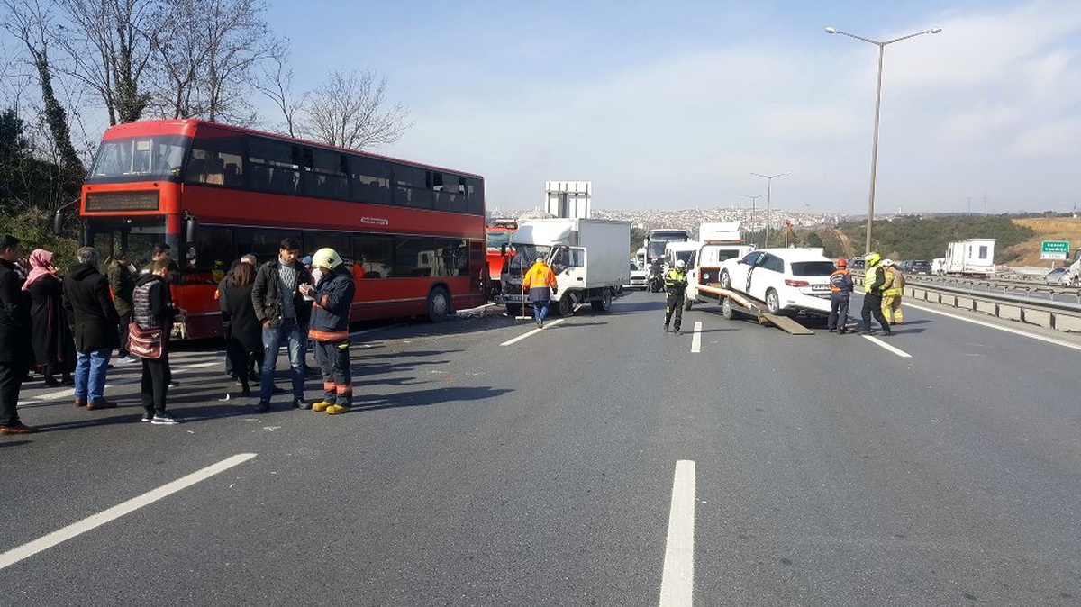 İstanbul\'da Tem\'i Kilitleyen Kaza