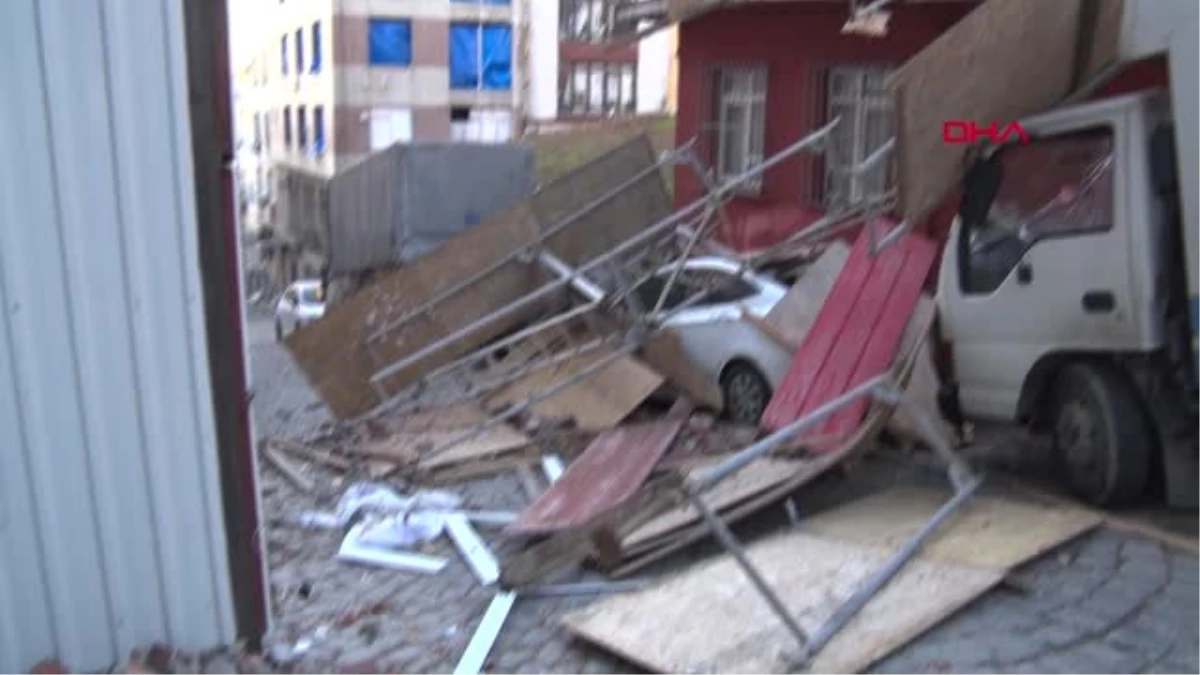 İstanbul- Fatih\'te 4 Katlı Binadaki İnşaat İskelesi Çöktü