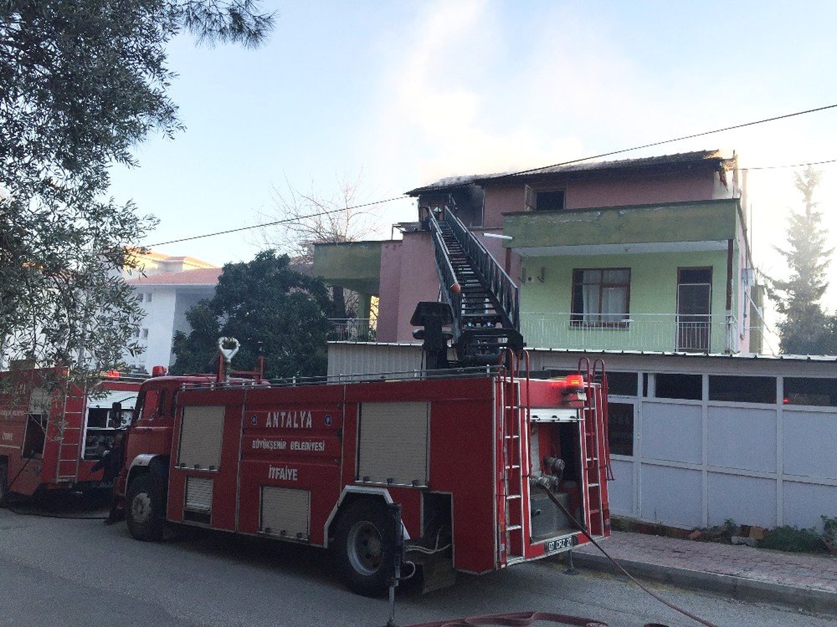 İtfaiye Merkezi Yakınlarında Çıkan Çatı Yangını Büyümeden Söndürüldü