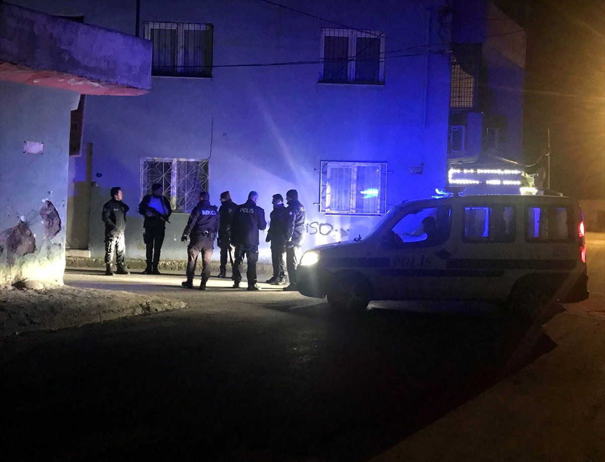 İzmir\'de Silahlı Saldırı: 2 Yaralı