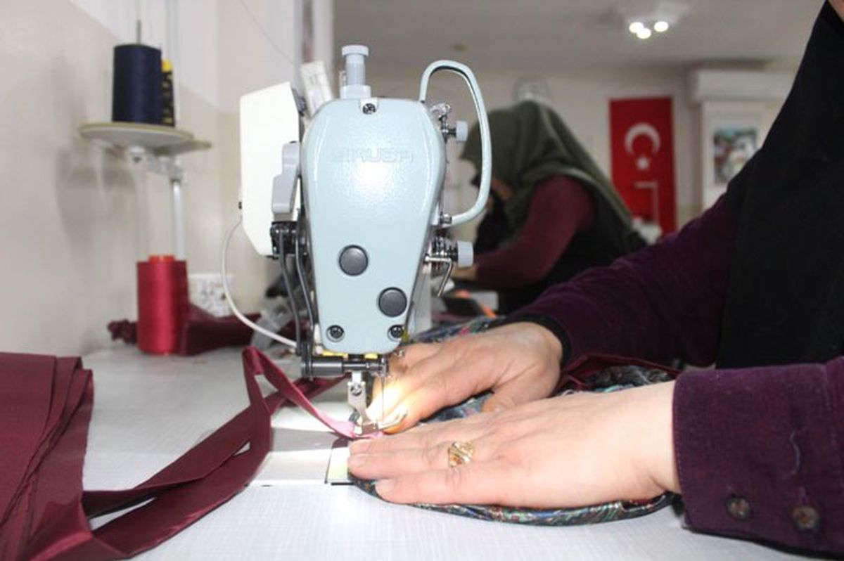 Kadınlar bez poşet üretimine başladı