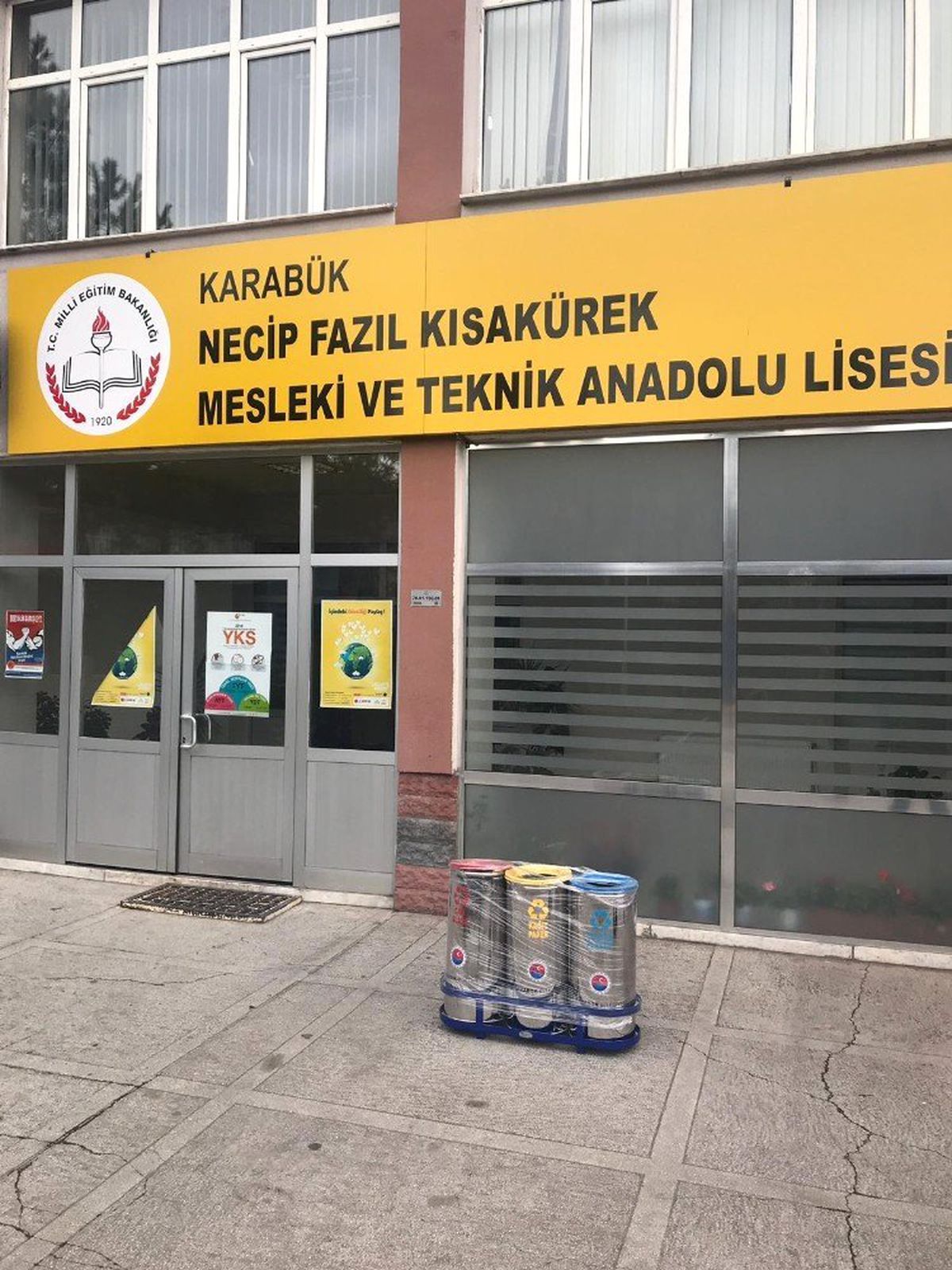 Karabük Belediyesi Tarafından Okullara Geri Dönüşüm Üniteleri Dağıtıldı
