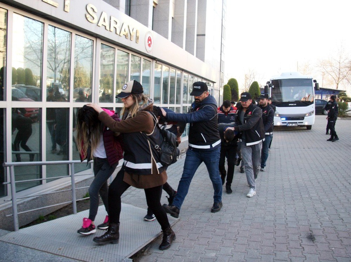 Kargoyla Uyuşturucu Ticareti Yapan 6 Kişi Tutuklandı