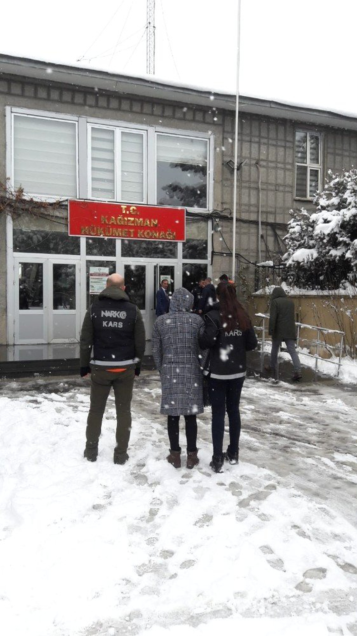 Kars\'ta Esrarı Vücuduna Saran Kadın Yakayı Ele Verdi