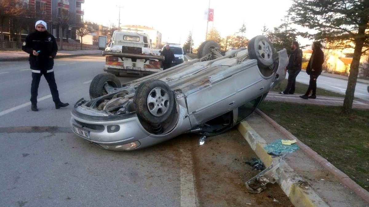 Karşı Şeride Geçen Otomobil Takla Attı: 1 Yaralı