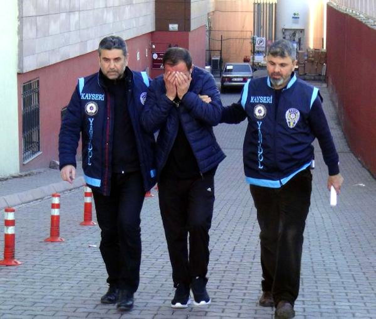 Kendilerini \'Polis\' Olarak Tanıtıp, Bilezik Çaldılar