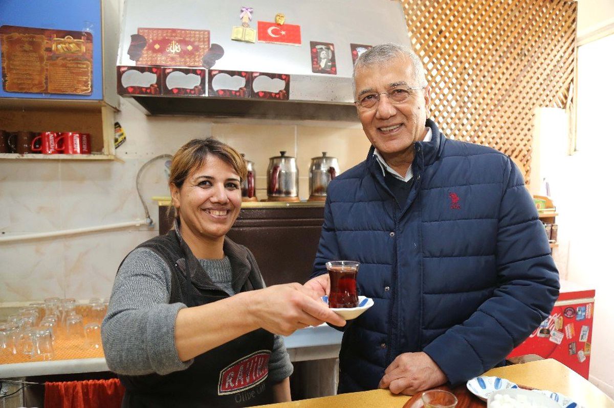 Mezitli\'de Kahvehaneye Kadın Eli Değdi