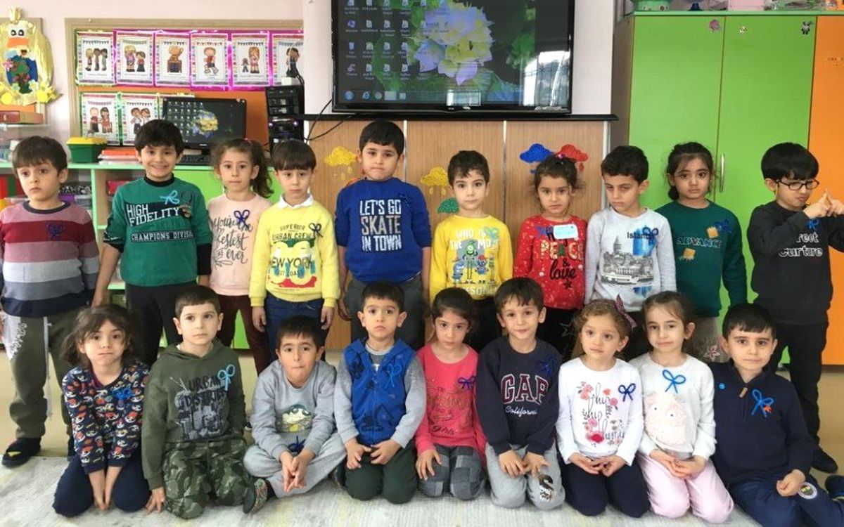 Minik Öğrenciler Mavi Kurdele Taktı
