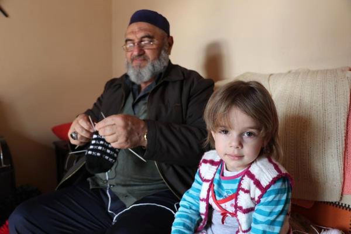 Mustafa Dedenin, Tutkusu Torunlarına Kazak Örmek