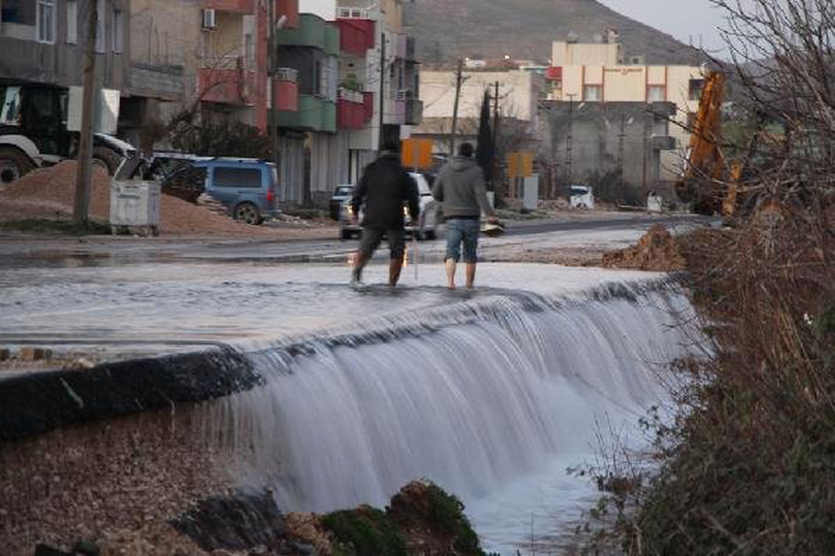 Nusaybin\'de Kepçe Su Borusunu Kırdı, Yollar Göle Döndü