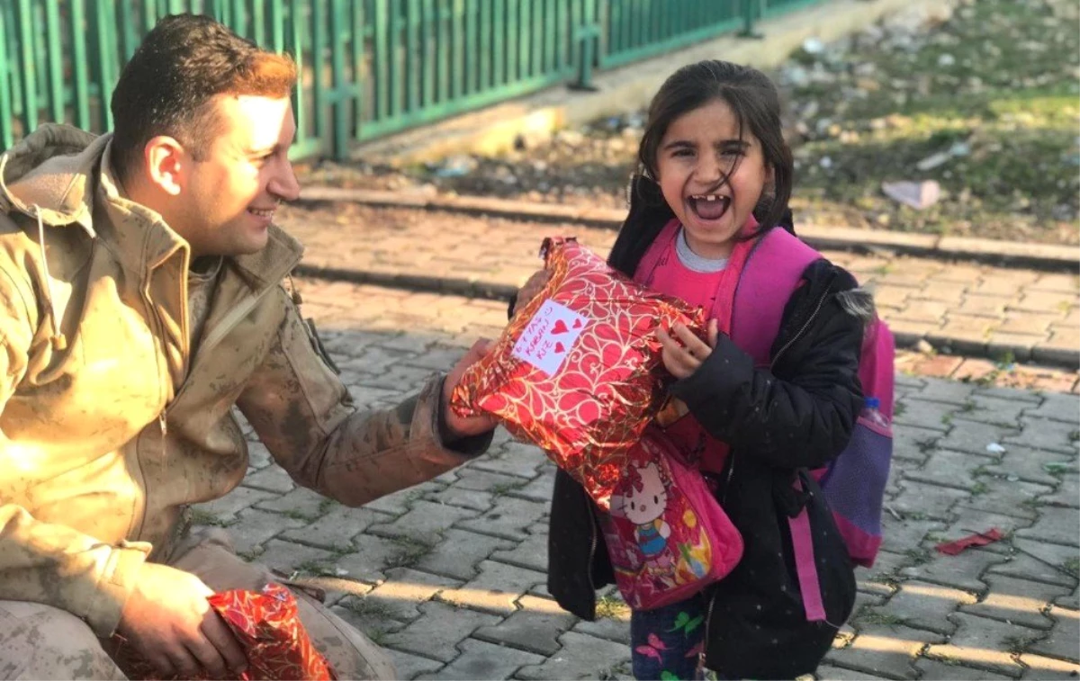 Oyuncakları Gören Özbek Çocuklar Jandarmanın Yanına Koştu