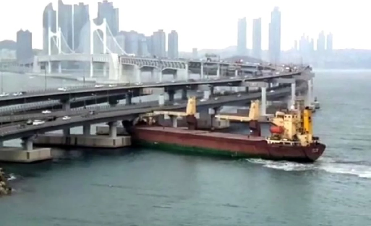 Rus Kargo Gemisi, Güney Kore\'de Köprüye Çarptı