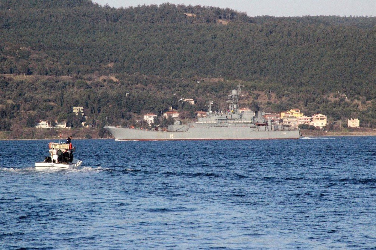 Rus Savaş Gemisi Çanakkale Boğazı\'ndan Geçti