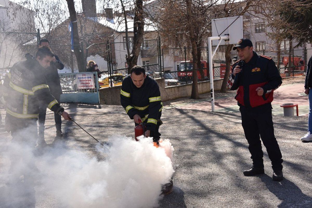 Saffet Şeker İlkokulu\'nda İtfaiye\'den Nefes Kesen Tatbikat