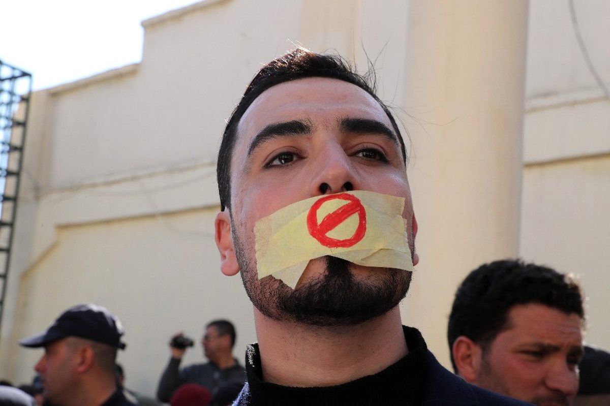 Sansürü Protesto Eden 15 Gazeteciye Gözaltı