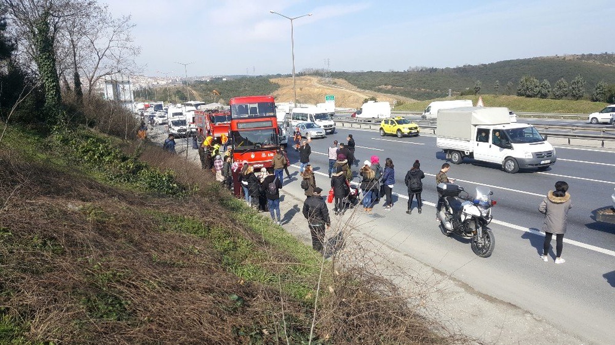 Tem\'de 4 Araçlı Zincirleme Kaza Yaşandı, Trafik Tamamen Durdu